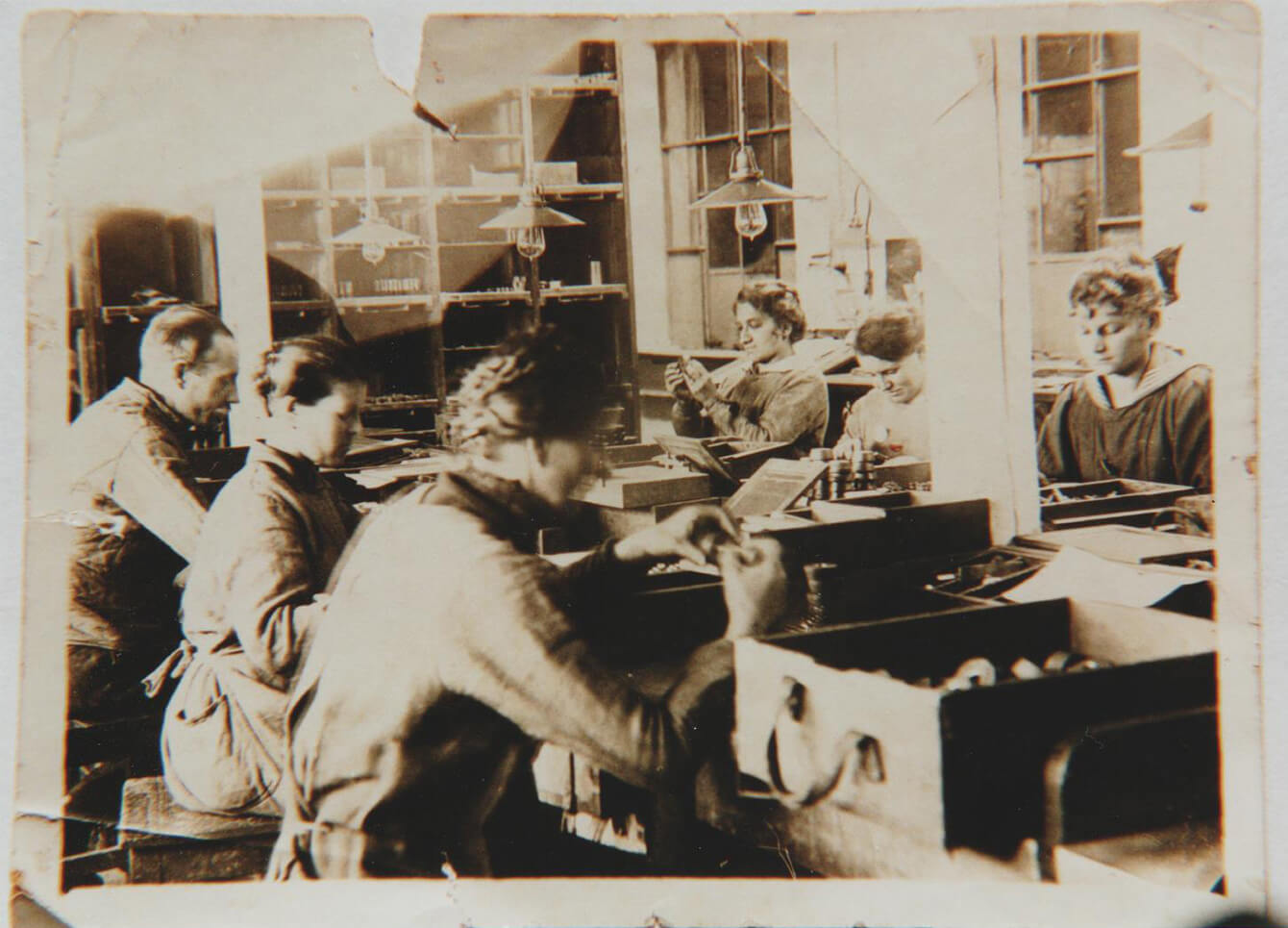 Arbeiter und Arbeiterinnen in der Pulver- und Munitionsfabrik (1916–1918)